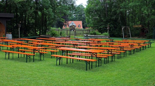 Noleggio set birreria: perché è la soluzione più usata nelle sagre e feste di paese